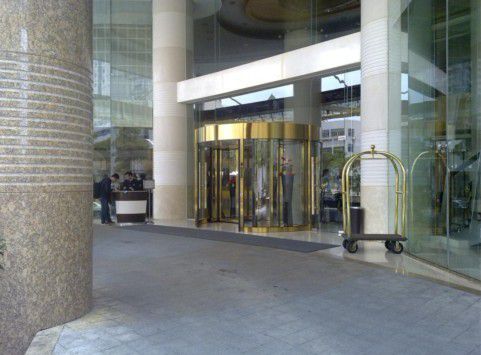 玻璃楼梯如何保养 钢化玻璃楼梯清洁保养指南